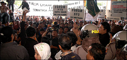 Suasana aksi damai Gerakan Rakyat Menggugat di gedung DPRD Kukar, Tenggarong, tadi siang