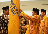 Wakil Ketua KBB-KT Provinsi Kaltim KH Murjani (kiri) menyerahkan bendera organisasi kepada Jetua KBB-KT Kukar periode 2006-2011 Harun Ar Rasyid