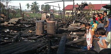 Kebakaran yang terjadi pada Kamis (31/05) dinihari tadi menghanguskan 3 bangunan atau 6 rumah milik warga RT 27 Kelurahan Melayu, Tenggarong