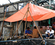 Warga RT 3 Desa Loa Duri mendirikan tenda di bekas rumahnya yang terbakar