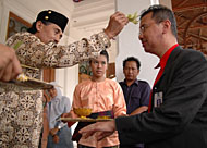 Putra mahkota Kesultanan Kutai HAP Adipati Praboe Anoem Soerya Adiningrat melakukan ritual <i>tepong tawar</i> terhadap Direktur IT & Supply PT Telkom Indra Utoyo