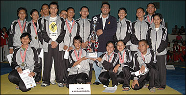 Ketua Pengcab TI Kukar Endri Elfran Syafril bersama para taekwondoin kontingen Kukar yang berhasil menyabet gelar Juara Umum Kejurda Junior Taekwondo IX se-Kaltim