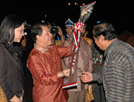 Gubernur Sulut SH Sarundajang menerima cenderamata berupa sebilah mandau dari Bupati Kukar H Syaukani HR (kanan)