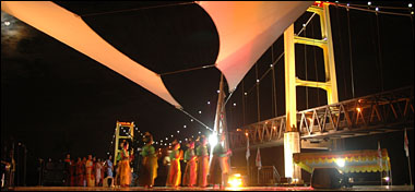 Suasana Pentas Seni Budaya KKSS yang digelar di kawasan taman Jembatan Kartanegara, Tenggarong, Jum'at (31/08) malam