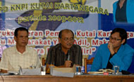 Sekretaris BKD Kukar Wilmar Sinaga (tengah) saat menjelaskan masalah gaji T3D yang belum dibayar