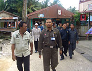 Ketua Komisi IV DPRD Kukar H Ali Hamdi SAg didampingi Arpan Safir saat meninjau lokalisasi Badak IV