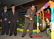 Bupati H Syaukani HR melakukan pemukulan gong tanda dimulainya Konferensi ke-40 GKII Daerah Mahakam Utara