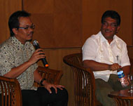 Ketua DPRD Kukar Rachmat Santoso (kiri) berharap agar pemuda terus meningkatkan intelektualitasnya
