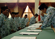 Ketua KORPRI Kukar HM Husni Thamrin (kanan) menandatangani 14 berita acara pelantikan para pengurus Unit KORPRI