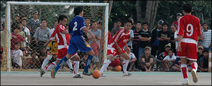 Pemain nomor punggung 2 DPRD B, Putra, menggiring bola ke arah pertahanan BPKD A 