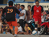 Manajer Tim Mitra Kukar Fahmi (kanan) turut membela DPRD B dalam Turnamen Futsal Korps Wasit Kukar 2007