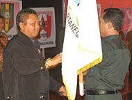 Ketua Majelis Pemuda Kukar HM Tajuddin Noor menyerahkan bendera KPK2 kepada Hamsyi Hamzah