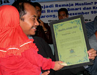 Ketua GEPPAR Kukar, Mujahidin, yang juga guru MAN Tenggarong menerima Kreativa Award 2005 kategori Pendidik