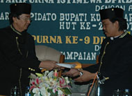 Sekkab Husni Thamrin (kiri) menyerahkan dokumen KUA APBD Kukar 2008 kepada Ketua DPRD Rahmat Santoso