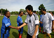 Kapten tim Muspida Kukar (putih) HM Husni Thamrin menyalami para pemain tim Boven Digoel (biru)