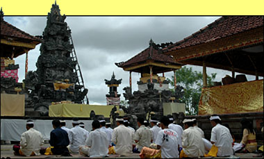 Suasana perayaan Kuningan di Pura Payogan Agung, Tenggarong, Sabtu (19/03) siang