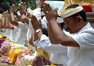 Umat Hindu Dharma di Tenggarong saat melakukan persembahyangan