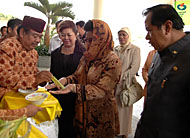 Upacara adat tepong tawar menyambut kedatangan Menkes RI Siti Fadila Supari