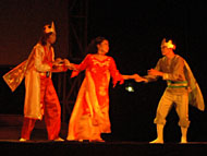 Raja Jong tidak setuju jika Putri Juliet menjalin hubungan asmara dengan Pangeran Romeo