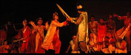 Dua musuh bebuyutan, Raja Lan dan Raja Jong, saling beradu pedang