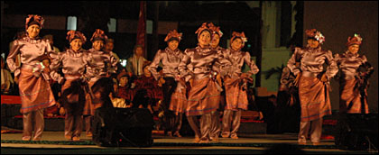 Penampilan para penari putri Sanggar Tari Lanjong saat membawakan tari <i>Jepen Rudat</i>
