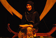 Direktur Eksekutif Yayasan Lanjong, Hj Nurul Hidayati Dwintasari, saat membacakan puisi bertajuk <i>Bunda</i>