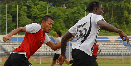 Bejo Sugiantoro (kiri) berduel dengan mantan striker Persis Solo Orock Charles