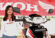 Seorang SPG yang siap memberikan informasi mengenai produk terbaru Honda kepada para calon konsumen di Tenggarong