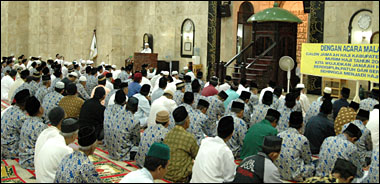 Suasana acara pelepasan Jamaah Calhaj Kukar musim haji 2005-2006 di Masjid Agung Sultan Sulaiman, Tenggarong, Jum'at (02/12) malam
