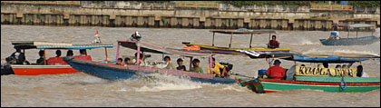 Aktivitas di sungai Mahakam yang disibukkan dengan perahu-perahu motor ketinting yang membawa para pelancong dari dan ke Pulau Kumala