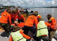 Simulasi penyelamatan korban kecelakaan oleh personel Linmas Kukar