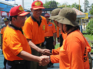 Kepala BPBD Kukar H Darmansyah (kiri) mengirimkan Satgas SAR BPBD Kukar untuk mengevakuasi jasad korban kecelakaan <i>longboat</i> di Tabang  