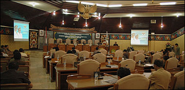 Suasana Rapat Paripurna ke-5 DPRD Kukar dengan acara pokok Penyampaian LKPJ Bupati Kukar Tahun Anggaran 2006