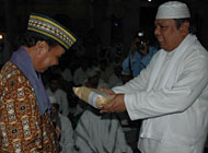 Wabup Samsuri Aspar (kanan) saat menyerahkan bantuan Rp 100 juta kepada Ketua Pembangunan Masjid Nurul Jannah S Muhammad