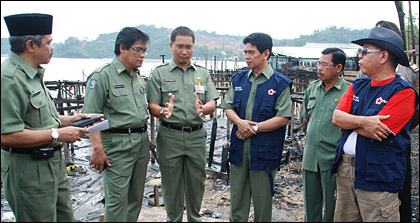 Camat Loa Janan Dafiv Haryanto (ketiga dari kiri) memberikan penjelasan kepada Wagub Kaltim terkait penanganan korban kebakaran di Desa Loa Duri