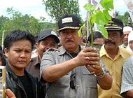 Bupati Kukar H Syaukani HR mengangkat bibit tanaman Jarak Pagar didampingi Ketua Sentana Kukar Andi Sabrin (kiri) dan Ketua FKMTNKB H Basori Rachmat (kanan)