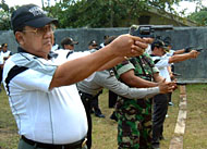 Pj Bupati Kukar Drs Hadi Sutanto membidikkan pistol ke arah sasaran