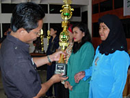 Drs H Totok sunaryo ketika menyerahkan piala Juara I kepada wakil peserta dari Kecamatan Tenggarong