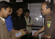 Koordinator LSM BOM Kukar Efri Novianto (kiri) saat menyerahkan laporannya kepada Kasi Intelejen Kejari Tenggarong Nanang SH