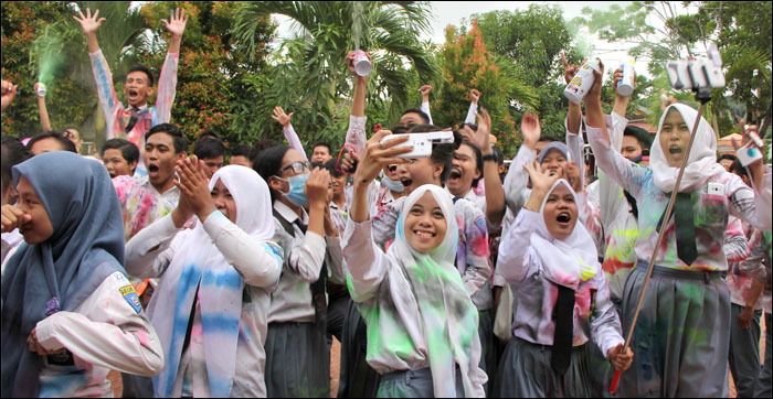Kegembiraan para pelajar SMK YPK Tenggarong ketika diumumkan bahwa kelulusan di sekolah mereka mencapai 100%