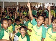 Para siswa SDN 012 Badak Baru Kecamatan Muara Badak serempak mengacungkan tangan untuk menjawab pertanyaan yang diajukan