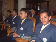 Para mahasiswa Matrikulasi Politeknik Sumber Daya Kukar yang diserahterimakan setelah mendapat pendidikan singkat di Pusdiklat Migas Cepu untuk selanjutnya magang di perusahaan migas Total E&P Indonesie