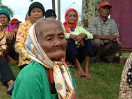 Seorang nenek bersama warga tak mampu dari desa Loa Pari lainnya ketika mendatangi Kantor Bupati Kukar untuk mempertanyakan dana SWTM bagi mereka