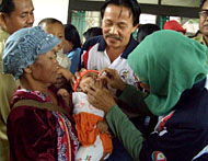 Camat Marang Kayu Hj Yuni Astuti didampingi pimpinan Puskesmas Marang Kayu dr Ruddy Kondoy ketika memberikan vaksin polio kepada Indah Desi Aulia yang digendong neneknya