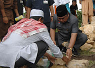 Wabup Samsuri Aspar meletakkan batu pertama pembangunan gedung belajar TK/TPA Ponpes Rahmatullah