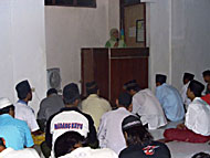 Camat Marang Kayu saat memberikan sambutan pada acara Safari Ramadhan di Masjid Babul Jannah, Desa Bunga Putih
