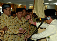 Alm KH M Sabri Ismail (kiri) saat dikukuhkan sebagai Ketua MDI Kukar 2006-2011