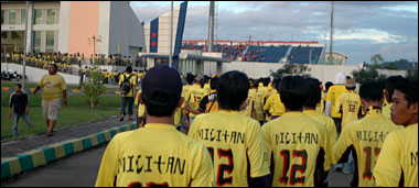 Ratusan anggota The Mit Man dengan tertib berjalan menuju Stadion Madya Sempaja