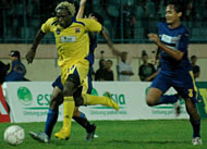 Marco Etogo menggiring bola dibayang-bayangi para pemain belakang Arema Malang