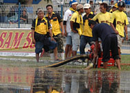 Petugas PMK Tenggarong berupaya membuang genangan air di lapangan Stadion Rondong Demang dengan alat penyedot
